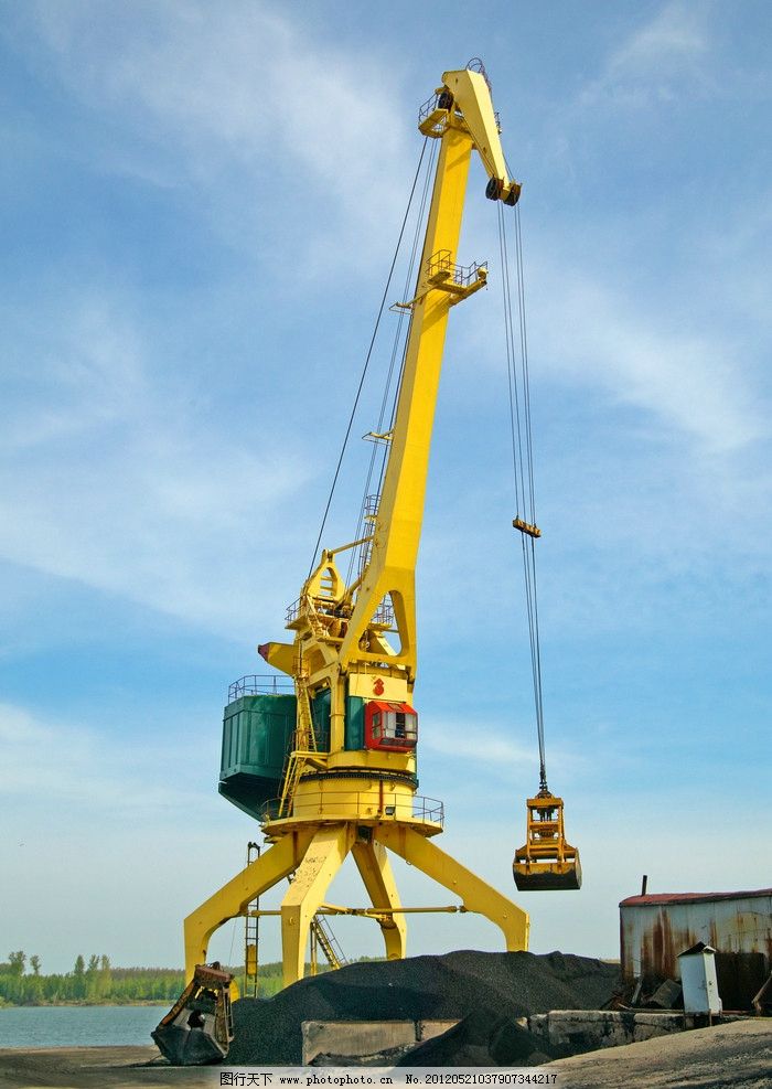 现代码头吊车与重型起重设备 高效物流的支柱